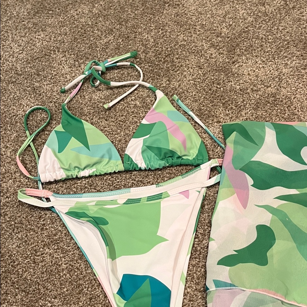 Bikini Tropical includes wrap
